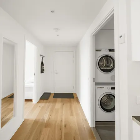 Fantastic 2-bed With Large Private Balcony Apartment *
