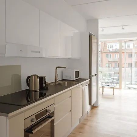 Fantastic 2-bed With Large Private Balcony 아파트